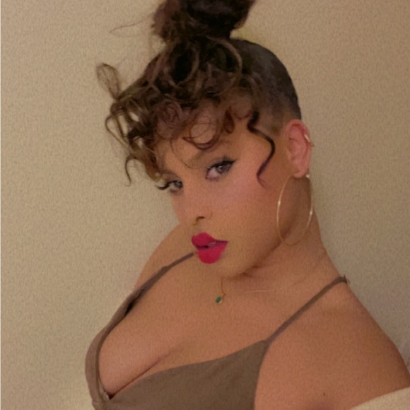 Meet your Posher, Naomi - Picture 1 of 2